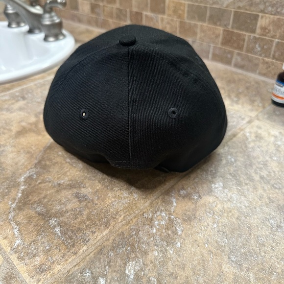 New Era Minnesota Vikings Black Cap with Purple Accent Logo - Picture 3 of 8